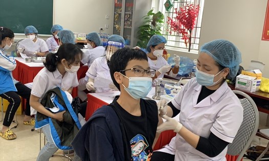 Gần 10.000 học sinh THCS và trẻ em từ đủ 12 tuổi đến dưới 18 tuổi tại Ninh Bình được tiêm vaccine phòng COVID-19. Ảnh: NT