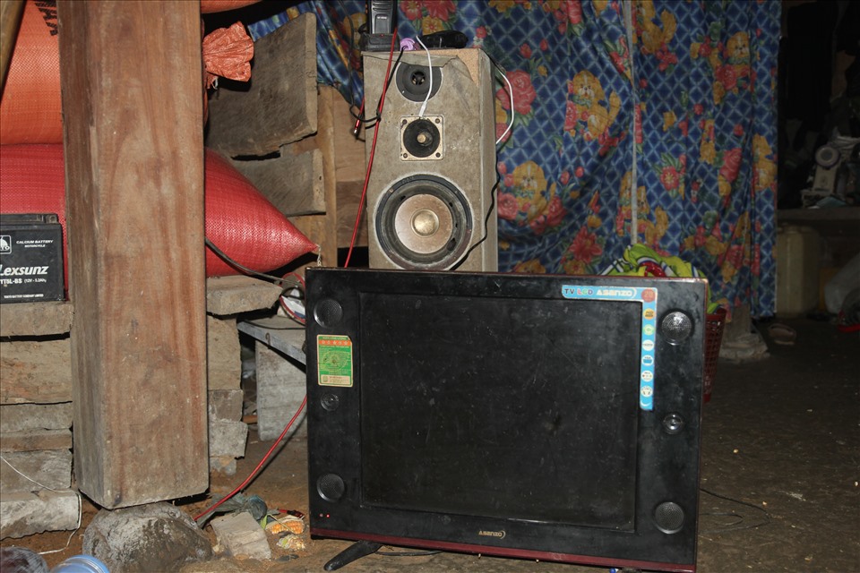 Đầu tư tiền mua tivi, tủ lạnh nhưng người dân vẫn không sử dụng được do không có điện lưới quốc gia. Ảnh: Văn Đức.