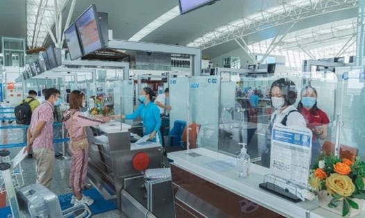 Hành khách làm thủ tục check in tại Cảng hàng không Nội Bài. Ảnh: P.Công