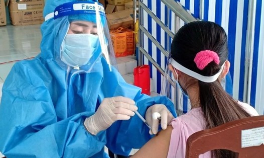 Tỉnh Bạc Liêu mở đợt cao điểm tiêm vaccine cho trẻ từ 12 tuổi đến dưới 18 tuổi sau khi được Bộ Y tế phân bổ. Ảnh: Nhật Hồ