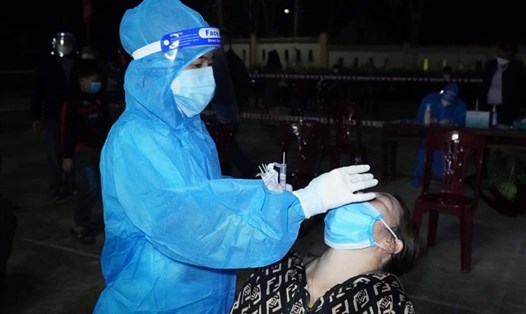 Lực lượng cán bộ y tế tại Quảng Bình xuyên đêm lấy mẫu phòng chống dịch bệnh COVID-19. Ảnh: CTV