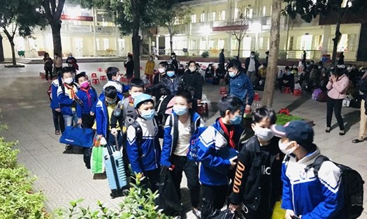 131 học sinh, giáo viên Trường Tiểu học Hoàng Hoa Thám (phường Lam Sơn, TP Thanh Hóa) được đưa đi cách ly tập trung trong đêm 18.11 sau khi khi xuất hiện 1 học sinh là F0.
