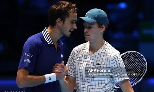 Tay vợt 20 tuổi Jannik Sinner (phải) đã có trận đấu hay trước số 2 thế giới tại ATP Finals 2021. Ảnh: AFP