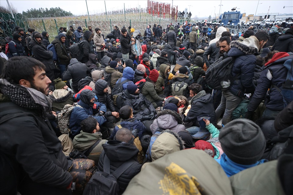 Người di cư tập trung tại biên giới Belarus-Ba Lan hôm 15.11.2021. Ảnh: AFP