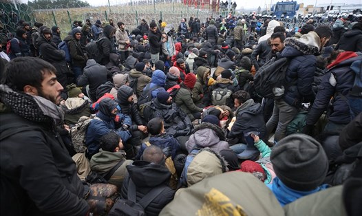 Người di cư tập trung tại biên giới Belarus-Ba Lan hôm 15.11.2021. Ảnh: AFP