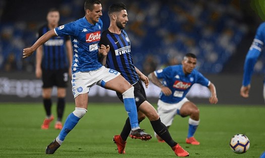 Trong trận đấu tâm điểm vòng 13 Serie A, nếu Inter Milan cản được bước tiến của Napoli, hàng xóm AC Milan có cơ hội độc chiếm ngôi đầu bảng. Ảnh: Serie A