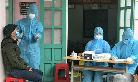 Lấy mẫu test nhanh COVID-19 ở huyện Đakrông, tỉnh Quảng Trị. Ảnh: Hưng Thơ.
