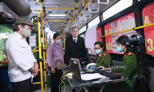 Công an quận Long Biên cấp căn cước công dân gắn chip lưu động trên xe buýt. Ảnh: LĐO