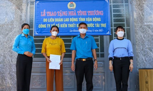 LĐLĐ tỉnh Bình Phước trao nhà cho hộ bà Thị Ben ở ấp Cần Lê, xã Lộc Khánh, huyện Lộc Ninh.