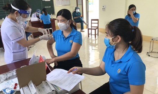 Ngành y tế huyện Diễn Châu (Nghệ An) tiêm vaccine cho 4.000 giáo viên, công nhân viên ngành giáo dục. Ảnh: HĐ