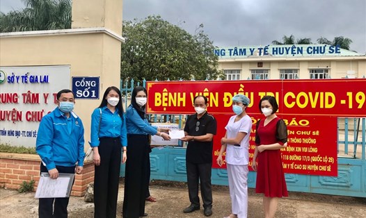 Bà Trần Lệ Nhung - Chủ tịch LĐLĐ tỉnh Gia Lai trao quà động viên nhân viên y tế. Ảnh T.T