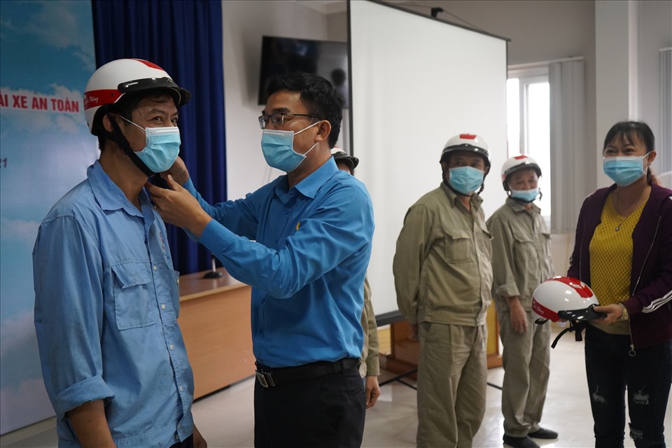 Lãnh đạo Công đoàn ngành Công Thương Hải Phòng trao mũ bảo hiểm tặng 50 công nhân Công ty CP Điện cơ. Ảnh: Mai Dung