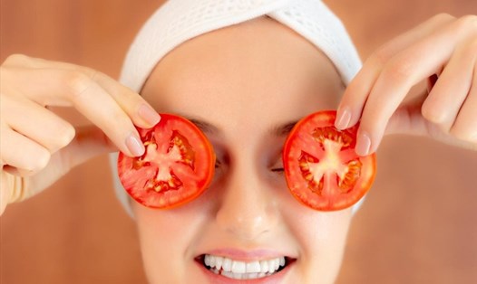 Đắp mặt nạ cà chua sẽ rất tốt cho làn da nếu được sử dụng thường xuyên và đúng cách. Ảnh: Xinhua