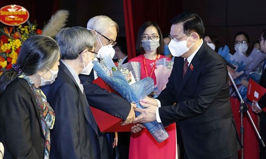 Chủ tịch Quốc hội Vương Đình Huệ tặng hoa, quà tri ân các thầy, cô của Trường Đại học Y Hà Nội. Ảnh: TC
