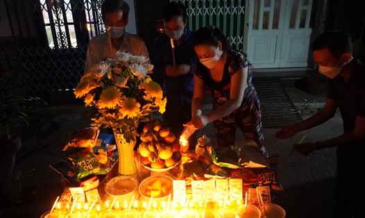 Người dân TPHCM lập bàn thờ “dã chiến” tưởng niệm hàng xóm mất vì COVID-19. Ảnh: Chân Phúc