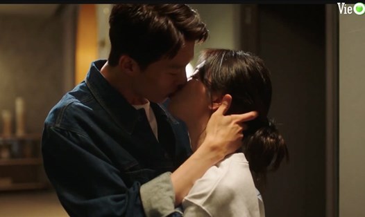 Song Hye Kyo, Jang Ki Yong có cảnh hôn mùi mẫn. Ảnh: NSX.