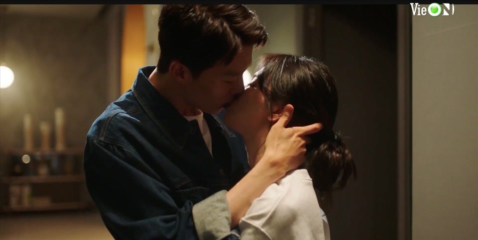 Song Hye Kyo, Jang Ki Yong có cảnh hôn mùi mẫn. Ảnh: NSX.