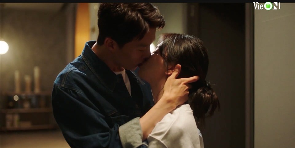 Song Hye Kyo, Jang Ki Yong có cảnh hôn mùi mẫn. Ảnh: NSX. Song Hye Kyo, Jang Ki Yong có cảnh hôn mùi mẫn. Ảnh: NSX.