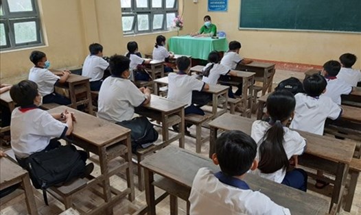 Học sinh Cà Mau đến trường ngày 25.10 khi tỉnh này cho phép 16 trường dạy học thí điểm trực tiếp. Ảnh: Thông Sắc