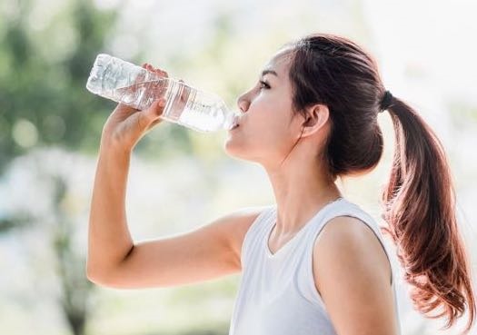 Uống không ngủ nước gây tác hại đến hệ miễn dịch. Ảnh minh hoạ. Ảnh: askthescientists.com