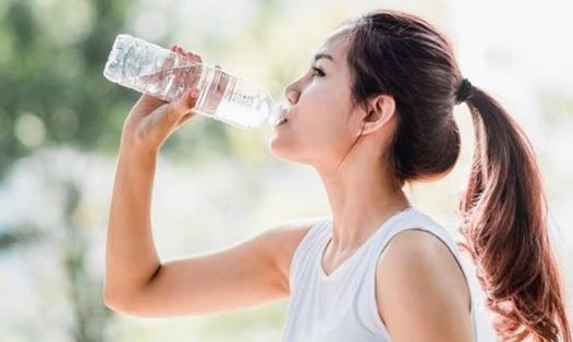 Uống không ngủ nước gây tác hại đến hệ miễn dịch. Ảnh minh hoạ. Ảnh: askthescientists.com