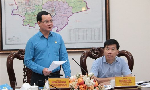 Chủ tịch Tổng Liên đoàn Lao động Việt Nam Nguyễn Đình Khang (bên trái ảnh) phát biểu tại buổi làm việc với lãnh đạo tỉnh Bình Phước. Ảnh: Đình Trọng