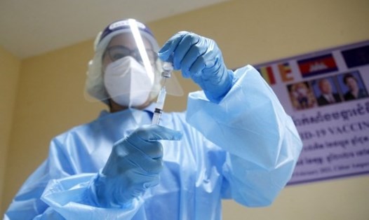 Nhân viên y tế chuẩn bị vaccine Sinovac ở Phnom Penh, Campuchia. Ảnh: Tân Hoa Xã