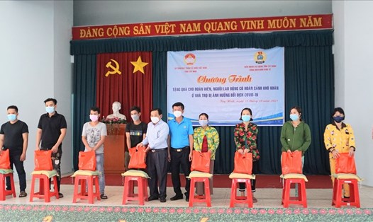 Lãnh đạo UBMTTQ Việt Nam tỉnh Tây Ninh và LĐLĐ tỉnh trao tặng quà cho CNLĐ khó khăn. Ảnh LĐLĐ Tây Ninh cung cấp