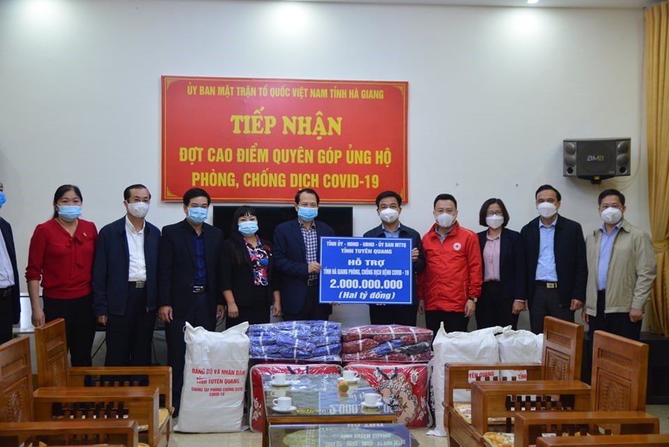 Tỉnh Tuyên Quang hỗ trợ tiền mặt và nhu yếu phẩm phục vụ chống dịch COVID-19 trị giá hơn 4,6 tỉ đồng cho tỉnh Hà Giang.