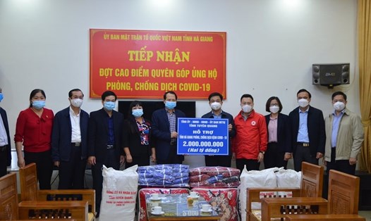 Tỉnh Tuyên Quang hỗ trợ tiền mặt và nhu yếu phẩm phục vụ chống dịch COVID-19 trị giá hơn 4,6 tỉ đồng cho tỉnh Hà Giang.