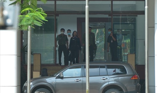 Lực lượng công an, Viện Kiểm sát xuất hiện tại trụ sở Bộ Y tế sáng 4.11. Ảnh: V.Dũng