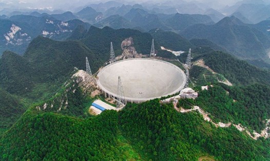 Kính thiên văn vô tuyến lớn nhất thế giới ở Trung Quốc FAST. Ảnh: Tân Hoa Xã