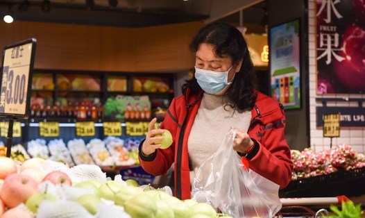Một người dân mua sắm tại siêu thị ở Ngân Xuyên, khu tự trị Hồi giáo Ninh Hạ, phía tây bắc Trung Quốc, ngày 23.10.2021. Ảnh: Xinhua
