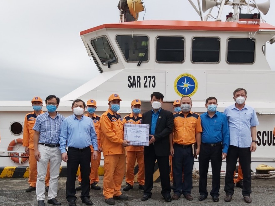 Chủ tịch Công đoàn Giao thông Vận tải Việt Nam Đỗ Nga Việt (thứ 4 từ phải sang) trao hỗ trợ cho đoàn viên. Ảnh: CĐGT