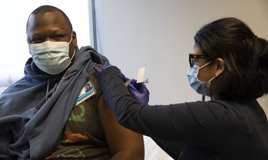 Tiêm vaccine Novavax trong thử nghiệm ở Seattle, Washington, Mỹ. Ảnh: AFP