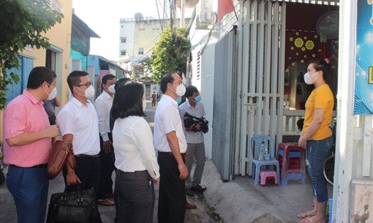 Đoàn kiểm tra của Bộ LĐTBXH kiểm tra việc chi hỗ trợ cho người lao động tại phường Phương Sơn, TP.Nha Trang, Khánh Hòa. Ảnh: Phương Linh