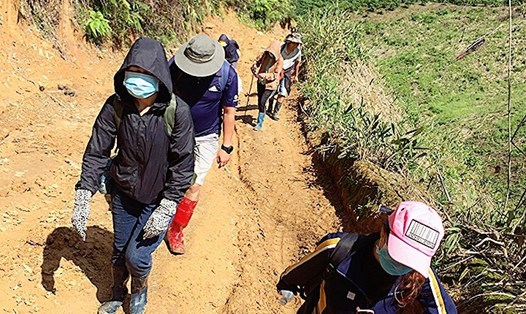 Đoàn y bác sĩ Trung tâm Y tế huyện Đam Rông (Lâm Đồng) trên đường đến Tiểu khu Tây Sơn, xã Liêng Srônh tiêm vaccine COVID-19 cho người dân. Ảnh: Đ.THIỆN