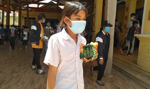 Học sinh ở xã Krong, huyện Kbang (tỉnh Gia Lai) nhận mì tôm hỗ trợ cho chế độ bán trú. Ảnh: T.T