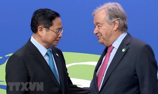Tổng Thư ký Liên Hợp Quốc António Guterres đón Thủ tướng Phạm Minh Chính đến dự hội nghị COP26. Ảnh: TTXVN