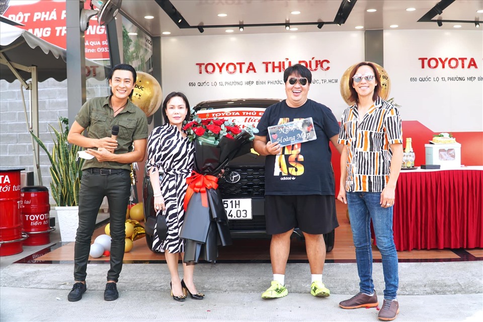 Hoàng Mập được vợ chồng Việt Hương tặng xế hộp mới. Ảnh: NSCC.