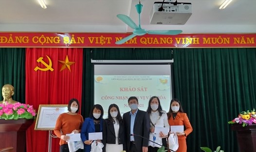 Liên đoàn Lao động huyện Thanh Trì tặng quà cho giáo viên. Ảnh: CĐH