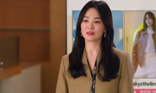 Nhân vật của Song Hye Kyo trong “Now We Are Breaking Up” mạnh mẽ và thành công hơn sau chia tay. Ảnh: NSX.