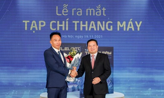 Thứ trưởng Bộ Lao động - Thương binh và Xã hội Lê Văn Thanh (bên phải) tại lễ ra mắt Tạp chí Thang máy. Ảnh: Lượng Bùi
