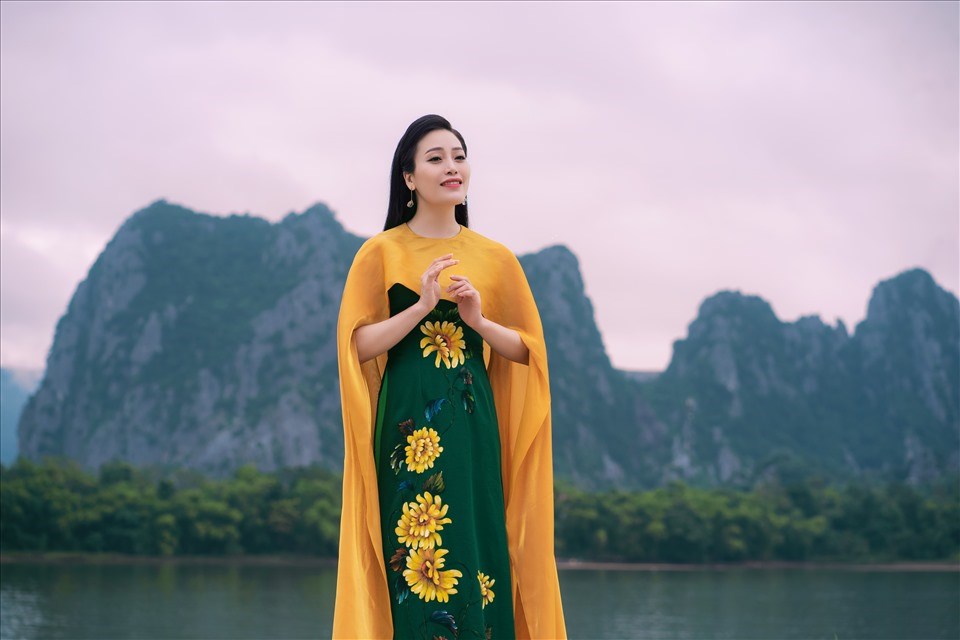 Sao Mai Huyền Trang giới thiệu ca khúc mới "Không can chi mô". Ảnh: NVCC Sao Mai Huyền Trang giới thiệu ca khúc mới "Không can chi mô". Ảnh: NVCC