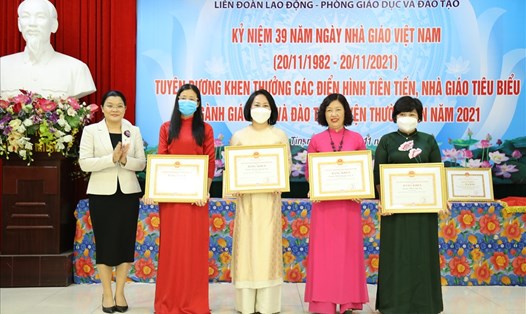 Các tập thể tiêu biểu nhận trao Bằng khen của Uỷ ban Nhân dân Thành phố Hà Nội. Ảnh: CĐH