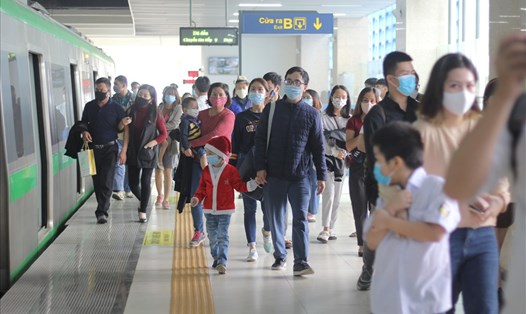 Dòng người đông đúc đi trải nghiệm đường sắt Cát Linh - Hà Đông trong ngày cuối miễn phí vé tàu.