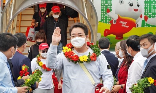 Ngày 20.11, Thành phố Phú Quốc đón đoàn du khách quốc tế đầu tiên của ngành du lịch Việt Nam sau gần 2 năm ảnh hưởng dịch COVID-19. Ảnh: CTV