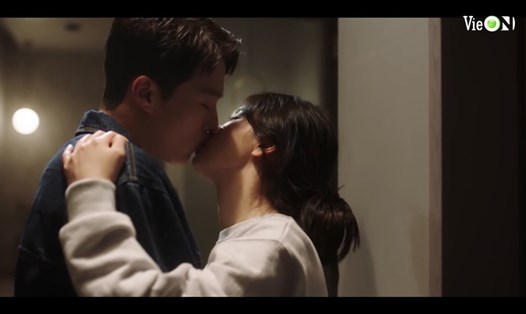 "Bây giờ, chúng ta đang chia tay" của Song Hye Kyo bị đánh giá lạm dụng "cảnh nóng". Ảnh: NSX.