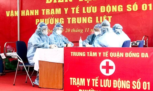 Trạm Y tế lưu động số 1 phường Trung Liệt (Đống Đa) diễn tập họp giao ban ngày 20.11. Ảnh: Nguyệt Ánh