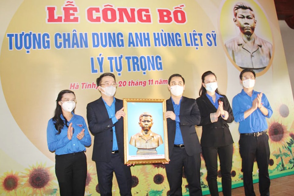 Công bố mẫu tượng chân dung Anh hùng Lý Tự Trọng. Ảnh: TT.